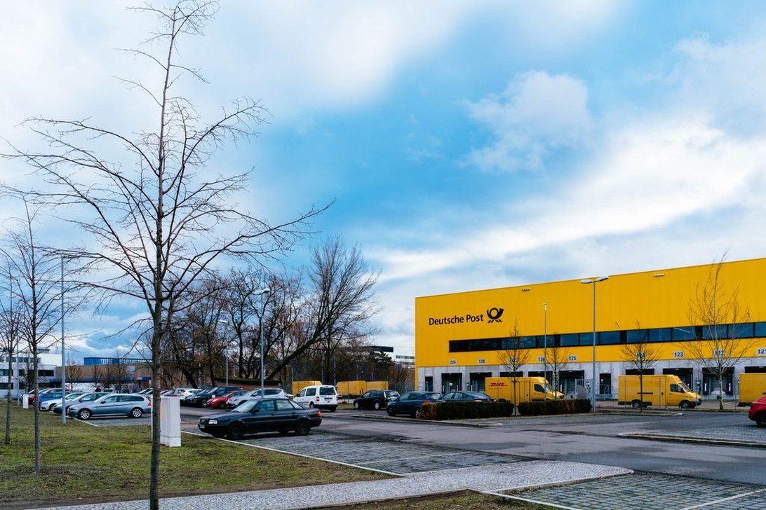 Verteilzentrum der Deutschen Post in Deutschland mit Lieferfahrzeugen